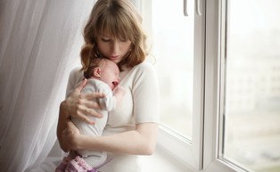 Koniec z wzorcem "matki Polki". Młode kobiety stawiają na własny rozwój