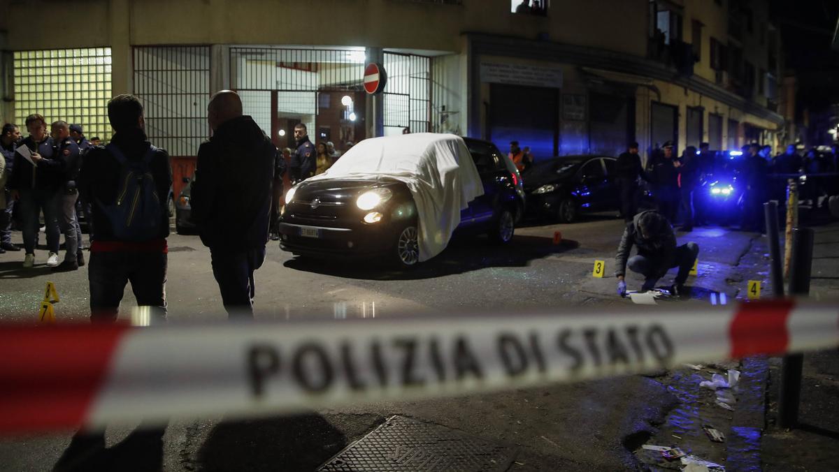 Policja śledcza na miejscu zbrodni w dzielnicy Miano, na przedmieściach Neapolu.