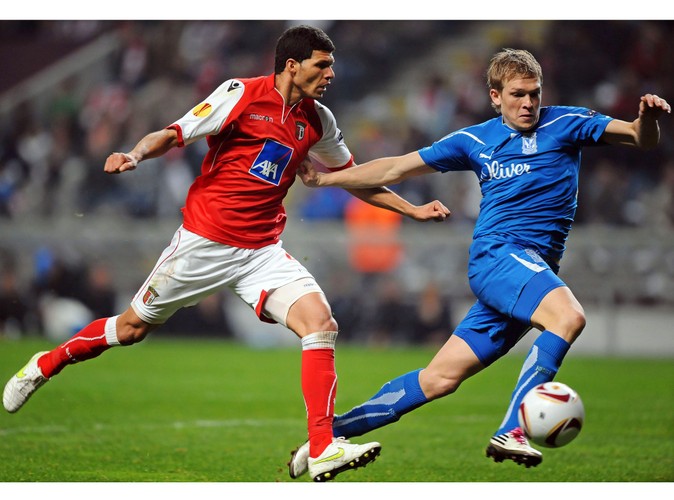 Zawodnik Sportingu Kaka w walce o piłkę z Artjomsem Rudnevsem z Lecha