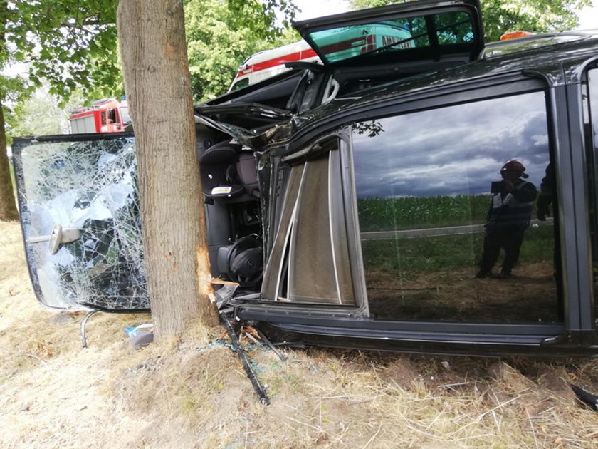 Perzyce: auto omijało kota i dachowało. W samochodzie dzieci