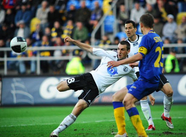 Piękny gol Kucharczyka ozdobą meczu Arka - Legia. Zobacz wideo