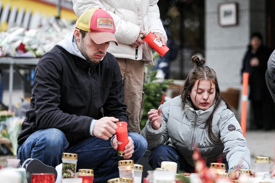 Odavanje pošte stradalima u požaru u Kran-Montani