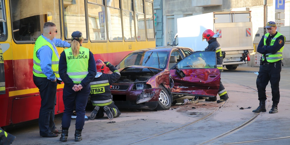 Wypadek na Gdańskiej. Rozbite samochody zablokowały tramwaj