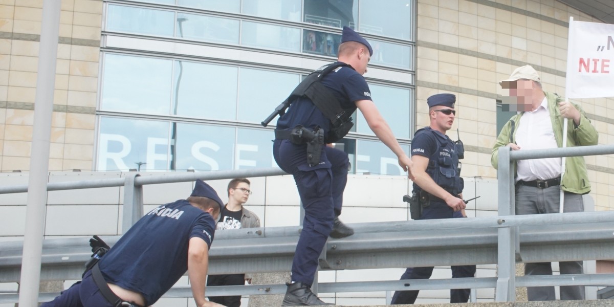 Mężczyzna przyszedł na marsz jedynie z transparentem.