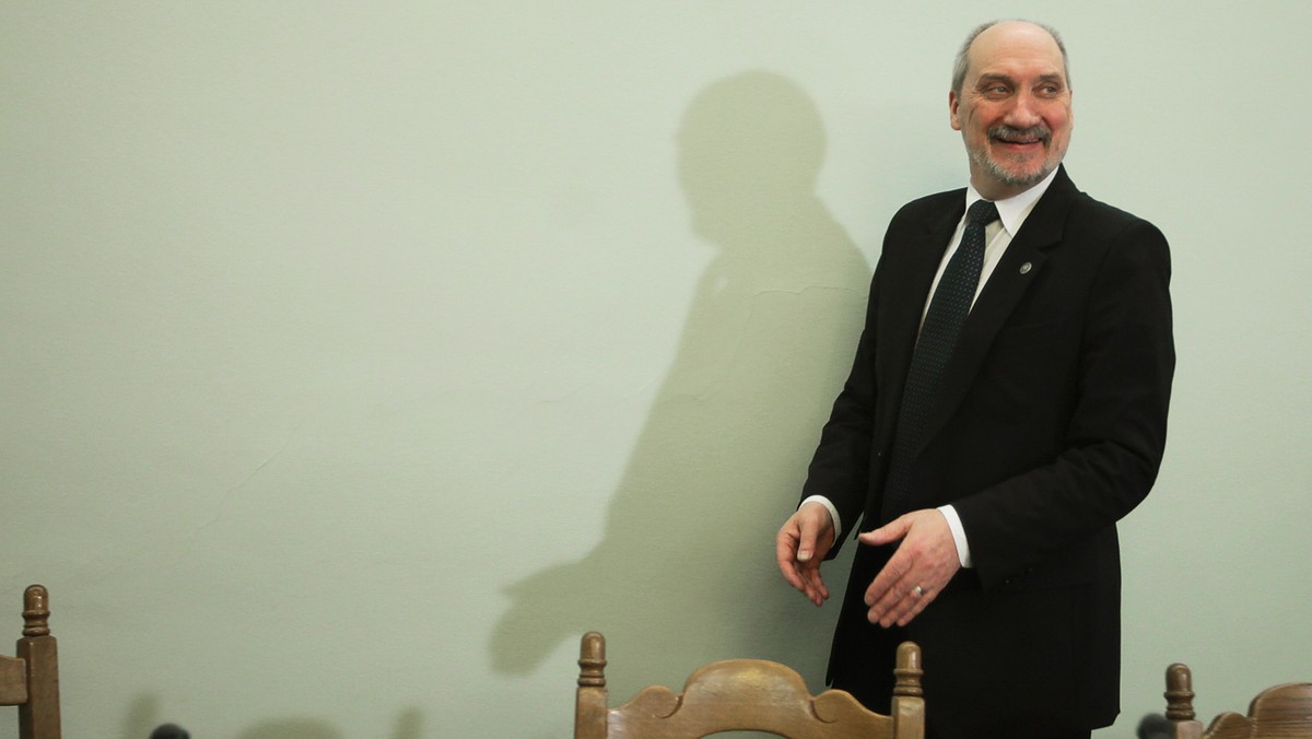 Poseł Antoni Macierewicz (PiS) ocenił w wywiadzie dla "Super Expressu", że przyczyną próby samobójczej prok. Mikołaja Przybyła była atmosfera panująca w wojsku oraz "konflikt moralny" wynikający z "dylematu lojalności" wobec przełożonych. Zdaniem polityka największej opozycyjnej partii chodzi między innymi o śledztwo ws. katastrofy smoleńskiej, w którym "dzieją się rzeczy niebywałe" oraz o wielkie afery korupcyjne w wojsku.