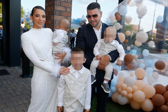 Naša pevačica (35) se udala za kolegu i rodila mu tri sina, a on javno priznao da bi je prevario: "Nije mi bilo prijatno"