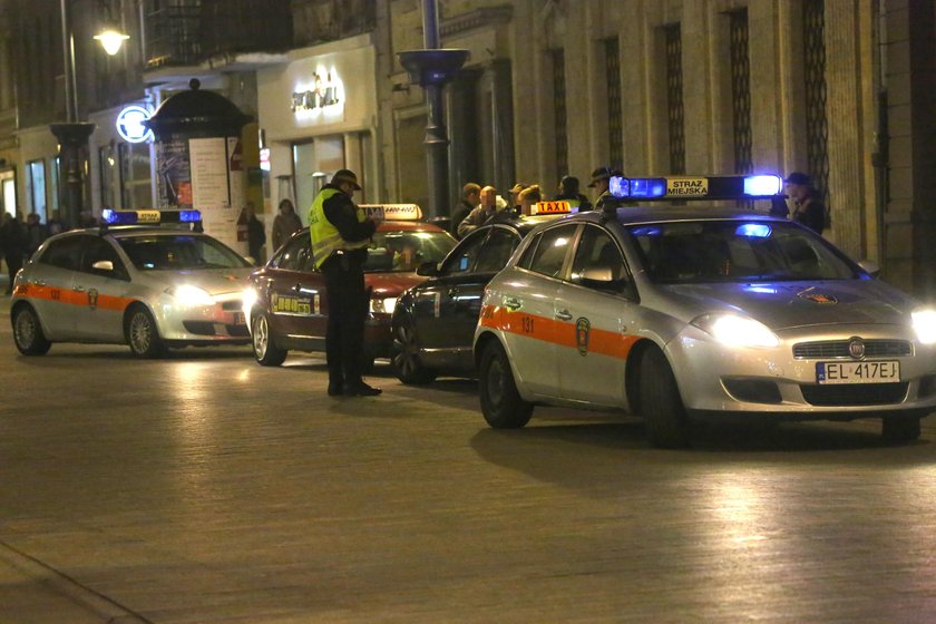 Taksówka pod kontrolą. W centrum Łodzi, na Piotrkowskiej straż miejska, Inspekcja Transportu Drogowego ITD oraz Urząd Miasta Łodzi UMŁ