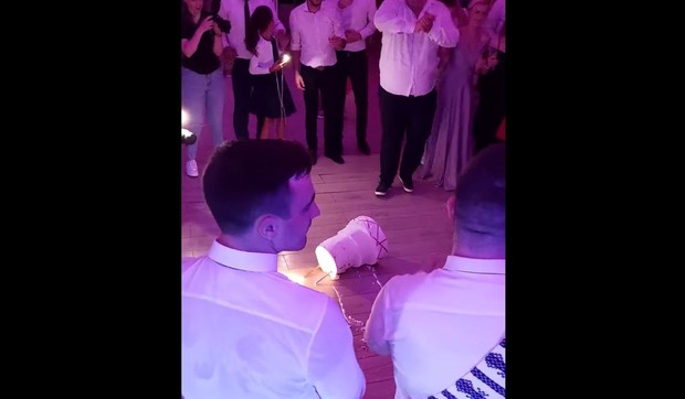 Svadbena torta završila na podu