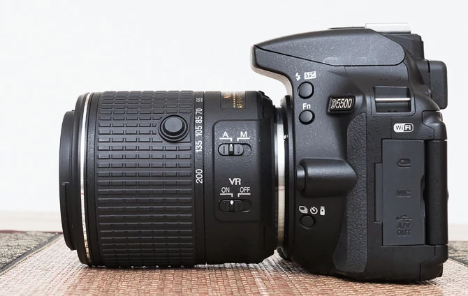 Nikon D5500 z obiektywem NIKKOR 55-200mm f/4-5.6G ED VR II. Ten obiektyw, jak i NIKKOR 18-55mm f/3.5-5.6G VR II wyposażono w mechanizm chowania obiektywu. Dzięki temu jest bardziej kompaktowy.