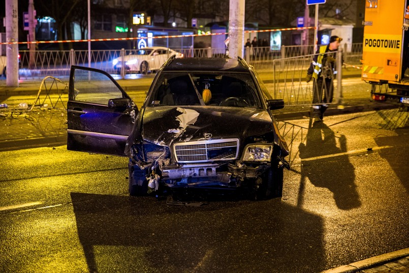 Osobowy mercedes wjechał na ul. Wyszyńskiego w barierę, która oddzielała jezdnię od przystanku tramwajowo-autobusowego – wyjaśnia aspirant Irena Kornicz zespołu prasowego zachodniopomorskiej policji okolicznością piątkowego wieczornego wypadku. Ze wstępnych ustaleń wynika, że 50-letni kierowca chwilę przed zdarzeniem z niewyjaśnionych przyczyn stracił panowanie nad pojazdem. Poszkodowanych w wypadku zostało pięć osób, które stały na przystanku. Jak powiedziała Kornicz, kierowca mercedesa był trzeźwy. Poszkodowani zostali przewiezieni do szczecińskich szpitali – powiedziała rzeczniczka zachodniopomorskiego pogotowia ratunkowego Elżbieta Sochanowska. Mają od 17 do 70 lat. Najpoważniejsze obrażenia ma 17-letnia dziewczyna, która została przewieziona do szpitala z urazem głowy i klatki piersiowej. Stan zdrowia pozostałych poszkodowanych czterech osób jest dobry, ich życiu i zdrowiu nie zagraża niebezpieczeństwo – dodała.