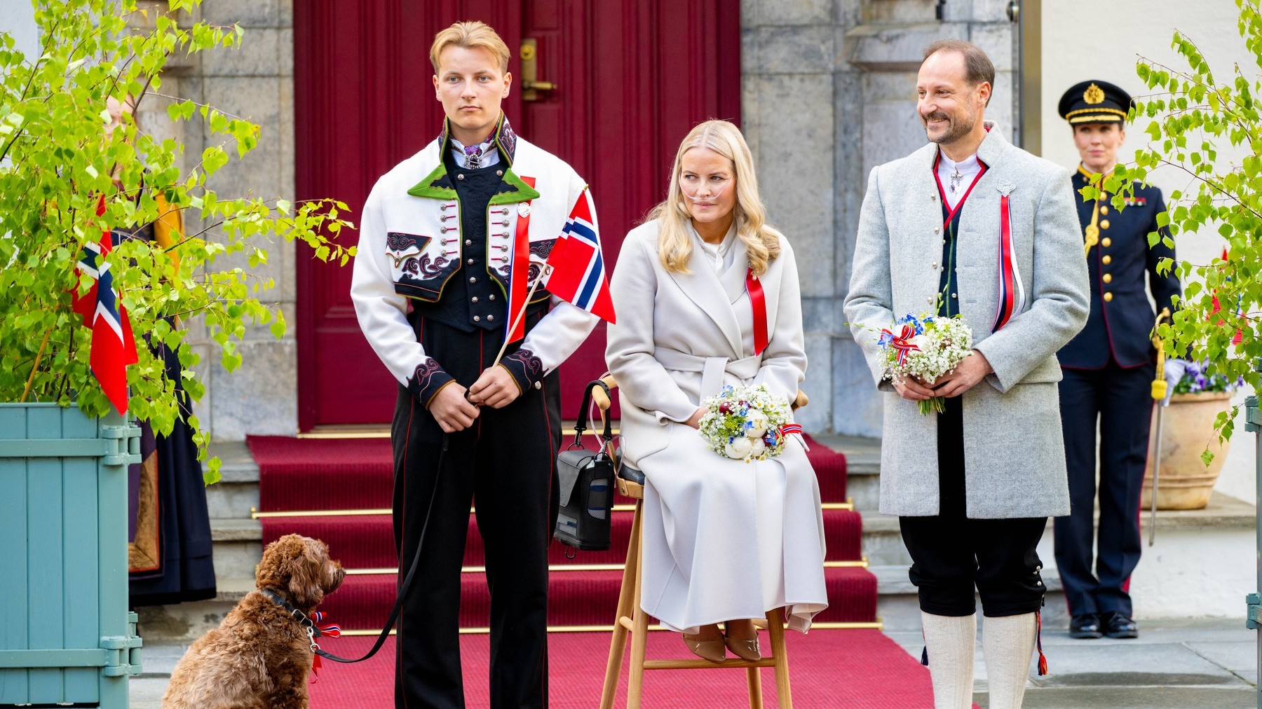 Nórska korunná princezná Mette-Marit spolu s korunným princom Haakonom a princom Sverre Magnusom vítajú detský sprievod, ktorý sa konal v rámci osláv Národného dňa v Skaugume v Askeri v Nórsku 17. mája 2026 