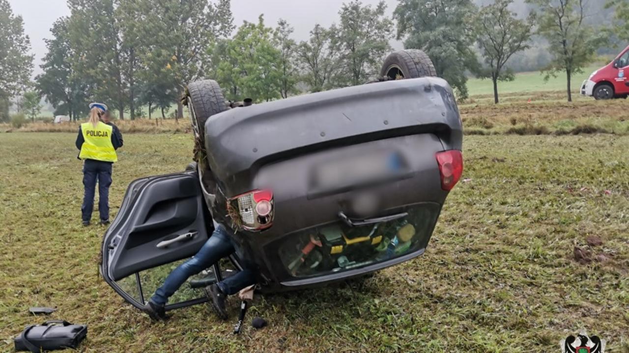 Kolizja lub wypadek drogowy. Policjanci przypominają, jak się zachować