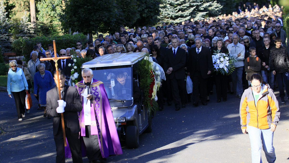Kilkaset osób: rodzina i przyjaciele, zielonogórska młodzież oraz kibice uczestniczyli w pogrzebie 23-letniego kibica żużlowego, który zginął po potrąceniu go przez policyjnego busa.