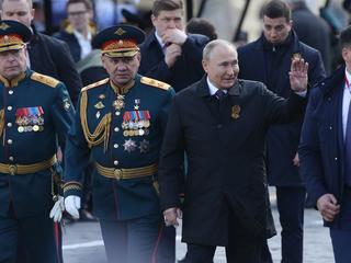 Parada Zwycięstwa na placu Czerwonym. Od lewej: naczelny dowódca sił lądowych Oleg Salukow, minister obrony Siergiej Szojgu i Władimir Putin, Moskwa, 9 maja 2022 r.