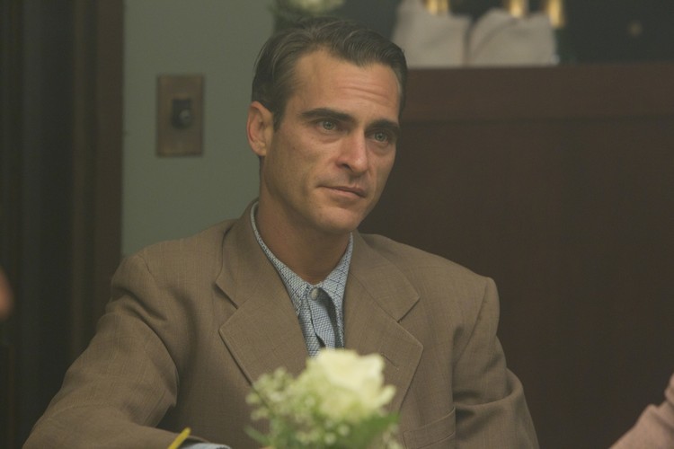 <b>Joaquin Phoenix</b> urodził się w Puerto Rico, a karierę aktorską rozpoczął w wieku ośmiu lat. Jako młody chłopiec wystąpił w wielu serialach telewizyjnych, w tym w takich przebojach jak „Hill Street Blues”, „The Fall Guy” czy „Napisała: morderstwo”. Regularnie pojawiał się w skasowanym w 1986 roku show telewizji CBS „Morningstar/Eveningstar”. W tym samym roku zagrał również w swoim pierwszym filmie długometrażowym „Kosmiczny obóz”. Rok później wystąpił u boku własnej siostry Summer oraz Carole King w „Ruskich na Florydzie”. Po upływie kolejnych dwóch lat młody aktor został zaangażowany przez Rona Howarda do roli nastoletniego syna Dianne West w cieszącej się sporą popularnością serii komediowej „Spokojnie, tatuśku”. Po długiej przerwie Phoenix powrócił do aktorstwa w 1996 roku, zachwycając widownię i krytyków rolą u boku Nicole Kidman w wyreżyserowanym przez Gusa Van Santa „Za wszelką cenę”. Na młodego aktora zwróciła uwagę między innymi recenzentka filmowa New York Timesa, Janet Maslin, pisząc, że jest kimś „kogo warto obserwować”. Kolejna rola to występ w 1997 roku wraz z Liv Tyler, Billym Crudupem i Jennifer Connely w „Abottach prawdziwych” oraz – tego samego roku – w „Drodze przez piekło” Olivera Stone’a, gdzie pojawiły się także Claire Danes, Jennifer Lopez oraz Sean Penn.