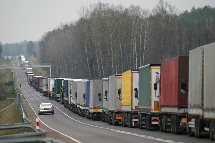 Tiry cały czas wożą towar z Polski do Rosji. Co na to rząd?