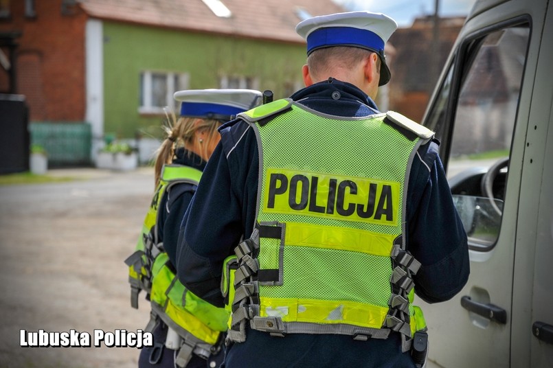 Policja kontroluje kierowcę