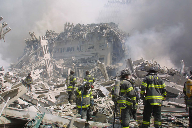 11 września 2001 roku - ruiny World Trade Center po zamachu terrorystycznym