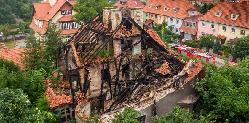 Zawaliła się część znanego w Świebodzicach zabytku. Widywano tam dzieci, ale i bezdomnych. Sprowadzono psy, by szukały żywych ludzi