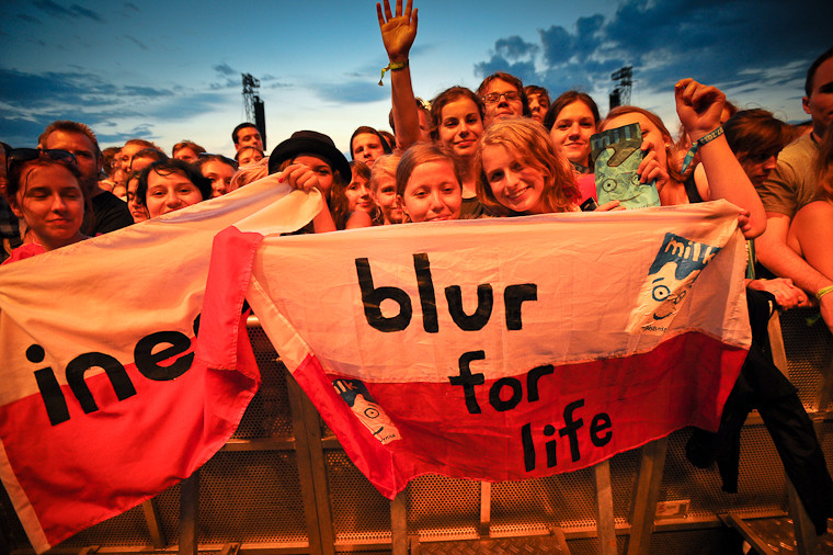 Publiczność pod sceną na festiwalu Heineken Open'er (fot. Artur Rawicz/Onet)