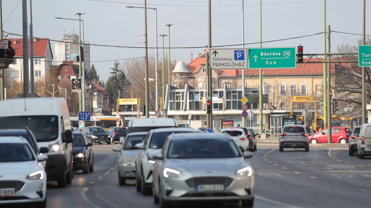 Videón a durva baleset: az egyik sávban elengedték, a másikban telibe trafálták