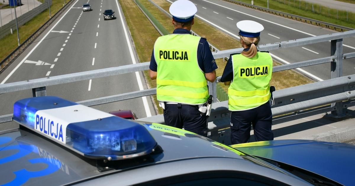  Policjanci egzekwują nowe przepisy. Nie wszyscy kierowcy je znają