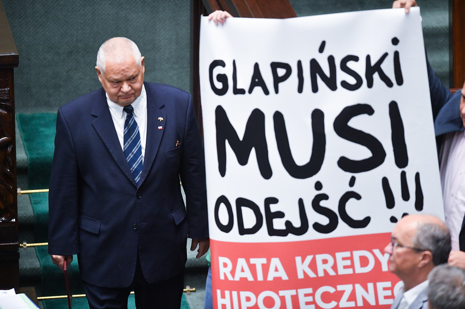 Adam Glapiński przed złożeniem przysięgi przed Sejmem, w związku z objęciem funkcji prezesa Narodowego Banku Polskiego na drugą kadencję. W trakcie składania przez Glapińskiego przysięgi opozycja trzymała transparenty m.in. z hasłem "Glapiński musi odejść". 22.06.2022 r.