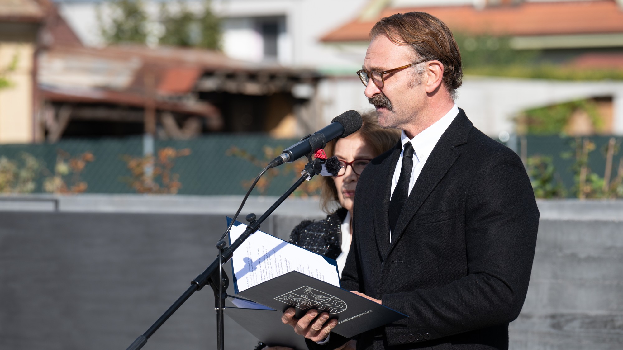 Herec Tomáš Maštalír počas otvorenia Pamätníka slobody slova.