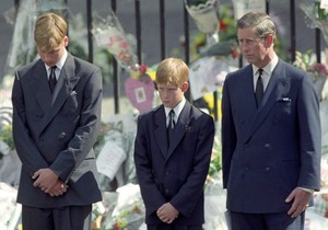 Pričevi Vilijam i Hari sa ocem Čarlsom na sahrani svoje majke Dajane, 1997. u Londonu