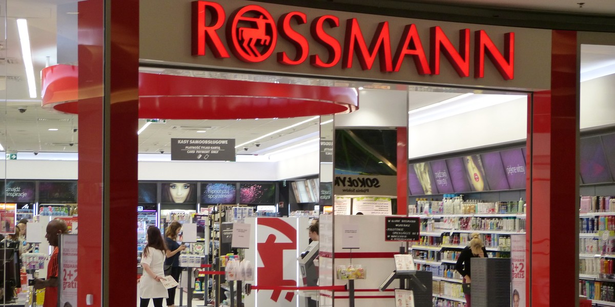 Z Rossmann GO można skorzystać w każdej z 1500 drogerii Rossmann w Polsce, kupić dowolną liczbę produktów, wszystkie obowiązujące w tym czasie promocje naliczą się automatycznie. Dotyczy to zarówno promocji w sklepie, jak i indywidulanych rabatów przysługujących klientom w aplikacji.