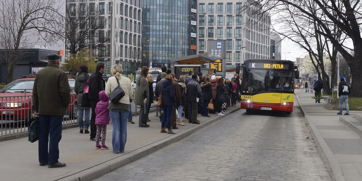 Dlaczego autobusy i tramwaje odjeżdzają z przystanków przed czasem?