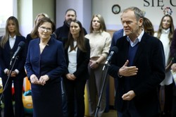 Refundacja in vitro. Tusk dedykuje piosenkę "talibom, którzy gotują Polkom piekło"