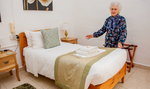 Właścicielka hotelu pokazuje pokój Kajetana P. ZDJĘCIA