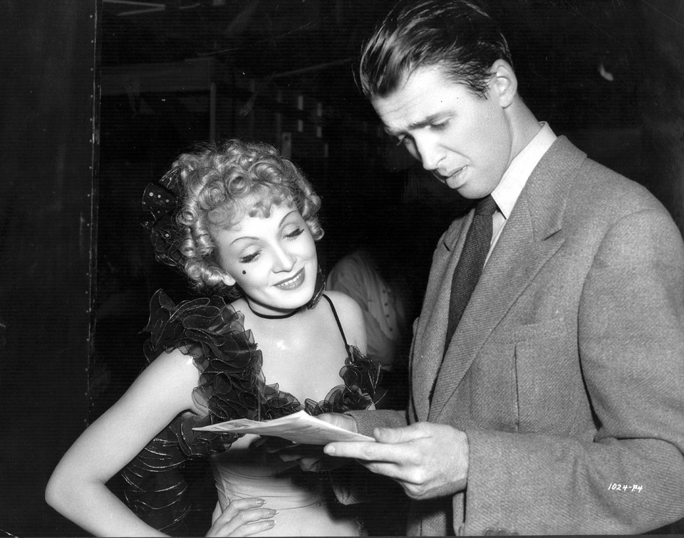 Z Marleną Dietrich podczas kręcenia "Destry znowu w siodle", 1939 r.