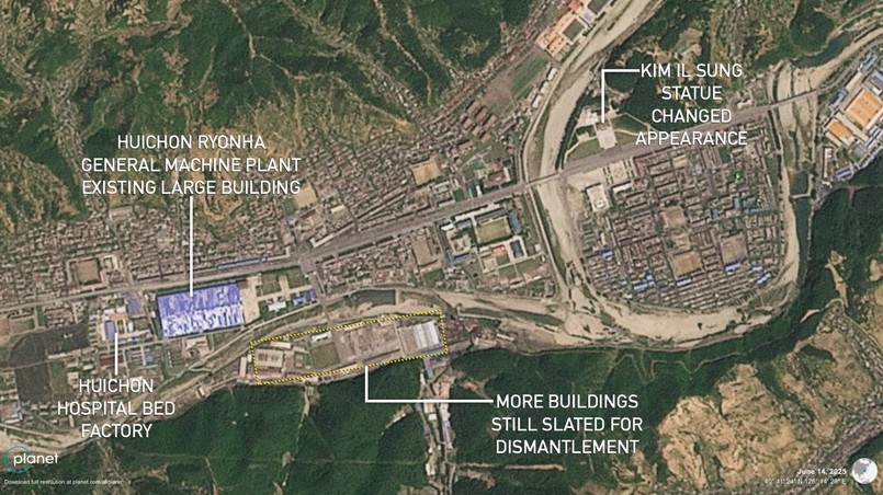 Huichon. Z niebieskim dachem budynek istniejącej fabryki broni. Tuż obok niej szykowane jest miejsce dla nowego obiektu