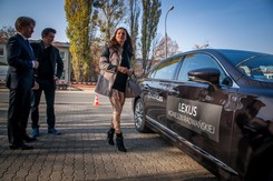 Agnieszka Radwańska przesiadła się do nowej superbryki i musiała uciekać przed... Zobacz ZDJĘCIA