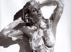 Cindy Crawford ubrana tylko w pianę