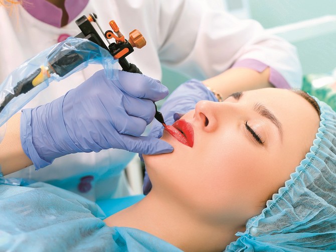 119317_stockphotohealthyspayoungbeautifulwomanhavingpermanentmakeuptattooonherlipscloseup384811921
