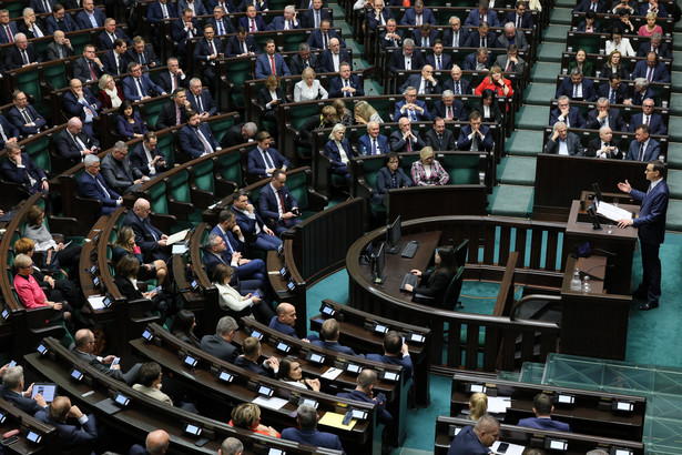 Premier Morawiecki przedstawia posłom program działania Rady Ministrów z wnioskiem o udzielenie jej wotum zaufania.