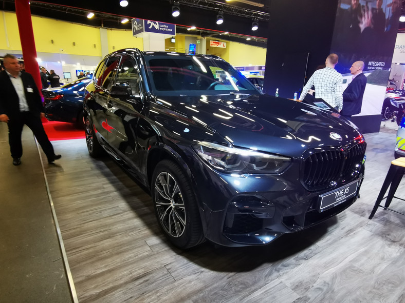 BMW X5 w wersji opancerzonej Protection.  Wygląda jak zwykły, modny SUV, ale zapewnia pasażerom wysoki poziom ochrony przed atakami z użyciem broni palnej i ładunków wybuchowych.Kabinę wzmocniono elementami ze stali o wysokiej wytrzymałości w drzwiach, ramach bocznych, dachu i grodzi. Kompleksowo zabezpieczone wnętrze ma standardowo również aluminiowe osłony przeciwodłamkowe podwozia, pancerną przegrodę bagażnika.