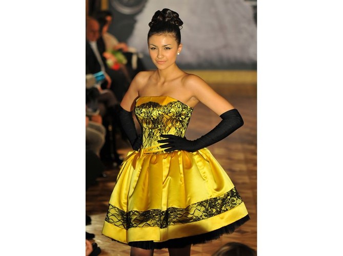 Kobieca sylwetka retro plus modna koronka