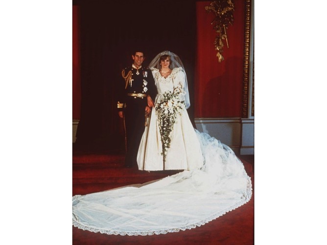 Najsłynniejsze suknie ślubne wszech czasów - Diana Spencer, I żona księcia Karola.