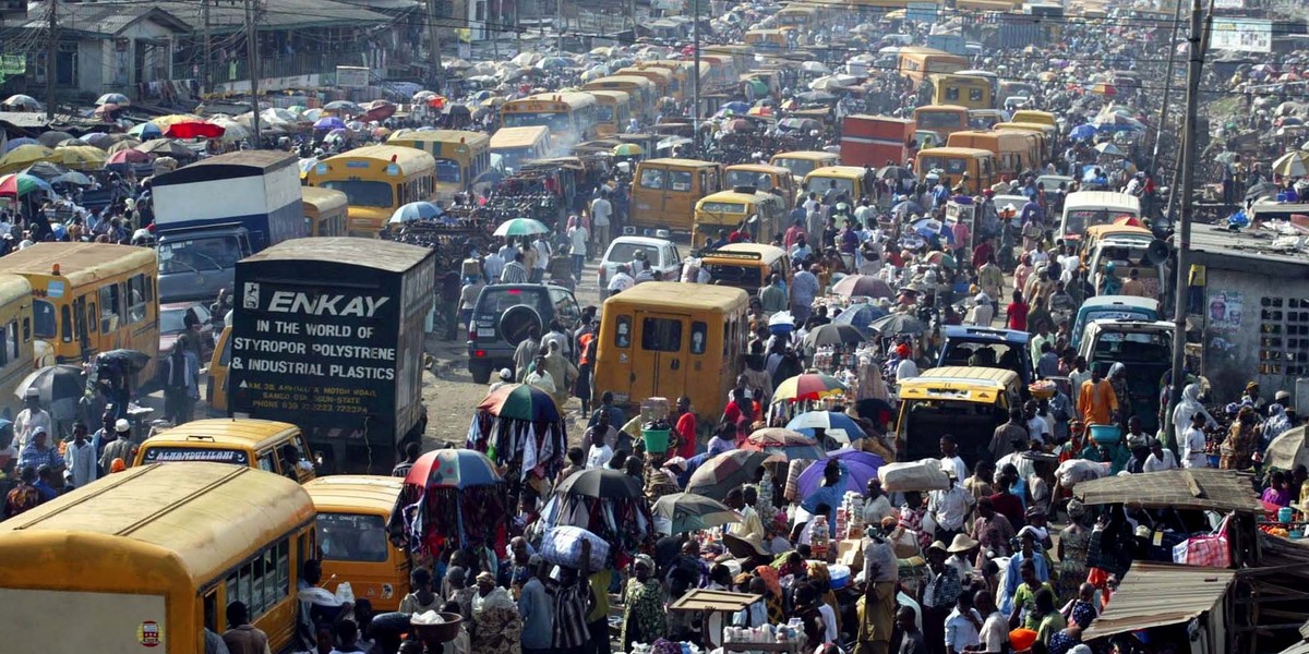 Tysiące nigeryjskich handlarzy i kupujących tłoczą się na rynku przy Oshodi Road w Lagos. 18 kwietnia 2003.