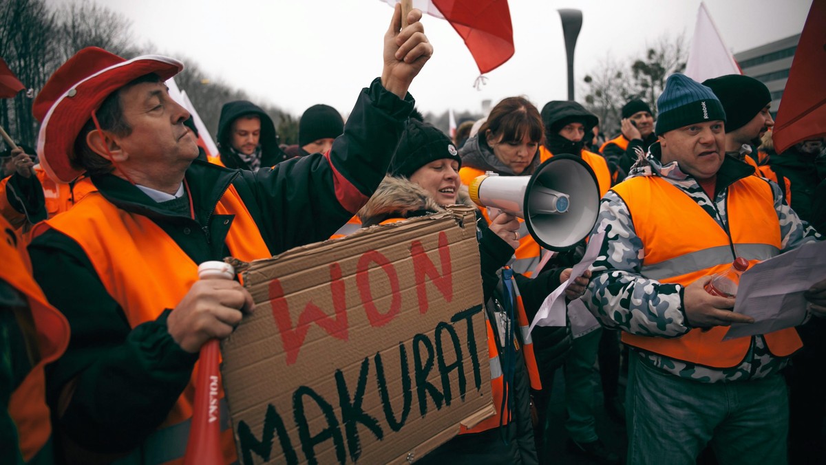 Po kilkudniowym proteście pracowników spółki Lotos Kolej przywrócono do pracy jednego z jej dyrektorów. Pracownicy domagali się też odwołania wiceprezesa. Zarząd Grupy poinformował, że przeprowadzi pilnie kompleksową analizę dot. sytuacji należącej do Grupy spółki.