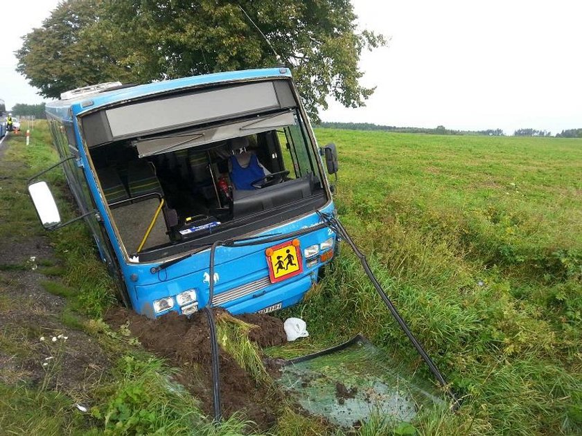 Wypadek autobusu z dziećmi.