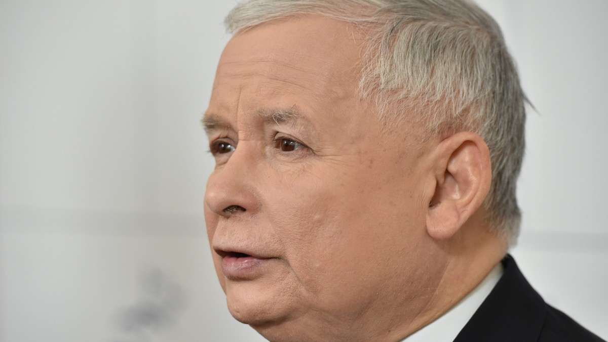 Prezes PiS Jarosław Kaczyński udzielił w niedzielę w Katowicach wsparcia b. prezesowi NFZ Andrzejowi Sośnierzowi, który zmierzy się w drugiej turze wyborów na prezydenta miasta z Marcinem Krupą, kandydatem popieranym przez dotychczasowego prezydenta Katowic.