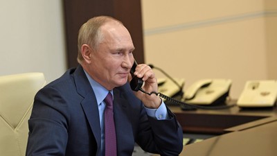 Prezydent Rosji Władimir Putin rozmawia przez telefon