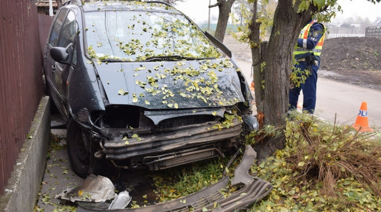 Szolnok belvárosában randalírozott, egy feltehetőleg ittas sofőr. Jogosítvány nélkül ült be egy lopott autó volánja mögé, háromszor is karambolózott. / Fotó: police.hu