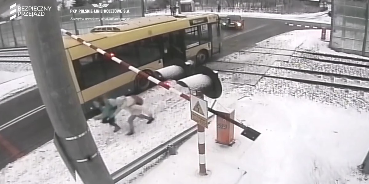 Autobus utknął na przejeździe. Pasażerowie uciekali w panice.