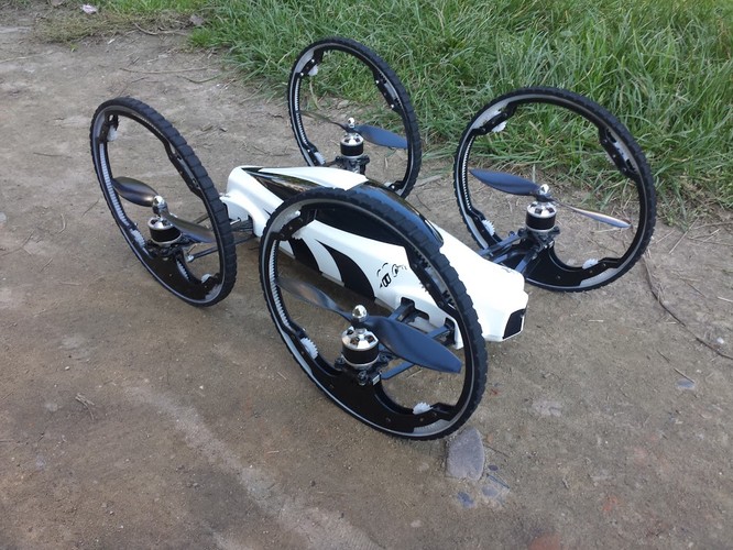 Dziennik.pl: 'B' to szybki pojazd? Jakie są osiągi na lądzie i w powietrzu? Zasięg?